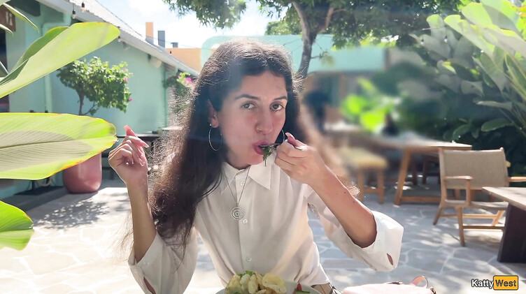 Кушает в ресторане со спермой на лице после отсоса в туалете