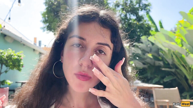 Кушает в ресторане со спермой на лице после отсоса в туалете