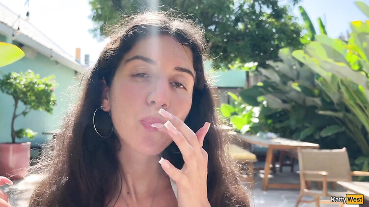 Katty West: Кушает в ресторане со спермой на лице после отсоса в туалете