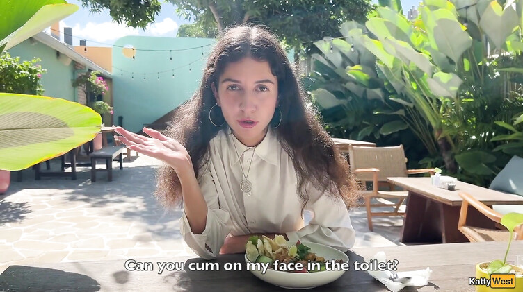 Кушает в ресторане со спермой на лице после отсоса в туалете