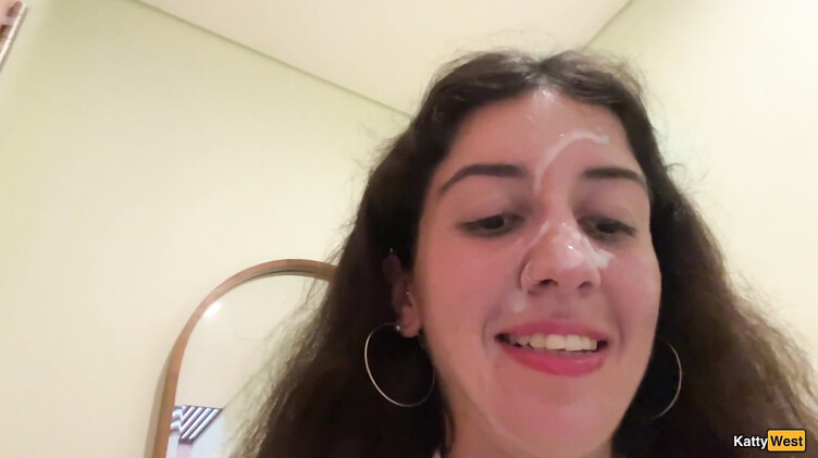 Кушает в ресторане со спермой на лице после отсоса в туалете