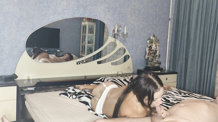 Зрелая мачеха кончила от секса в жопу с пасынком и отправила его дрочить хуй