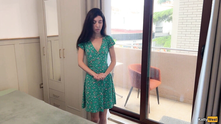 Няня пиздой и рабочим ротиком уговорила женатого хозяина не увольнять ее