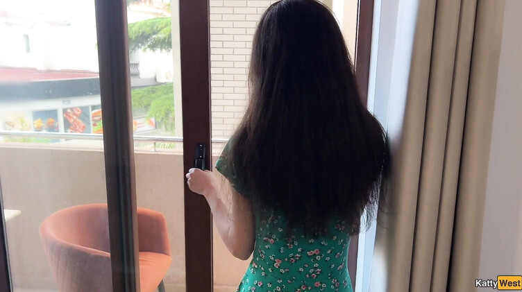 Няня пиздой и рабочим ротиком уговорила женатого хозяина не увольнять ее