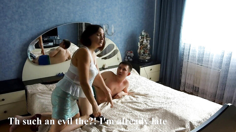 Племянник студент трахает свою русскую тетю Алину в попку, пока дядя на работе