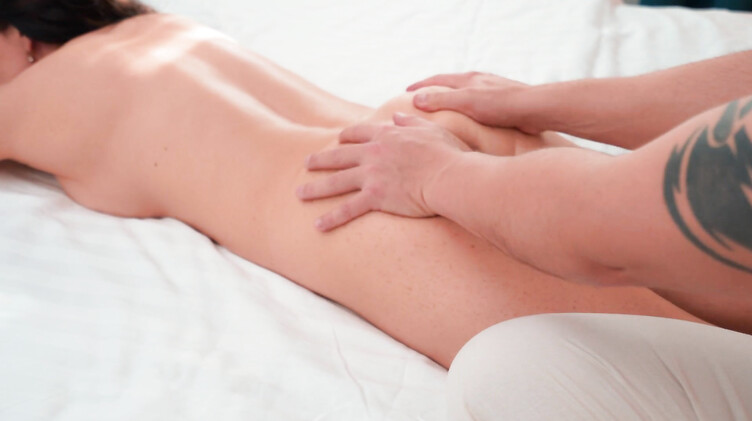 Возбужденная брюнетка после массажа в отеле трахается с массажистом