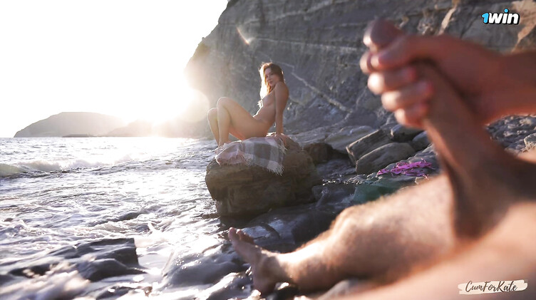 Нудистка отсосала онанисту и получила камшот на буфера