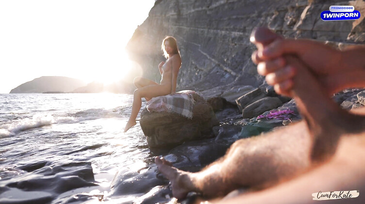 Нудистка отсосала онанисту и получила камшот на буфера