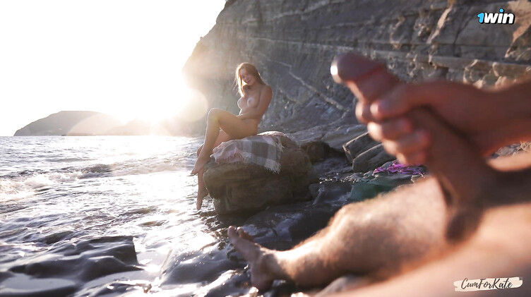 Сперма на сиськах: Нудистка отсосала онанисту и получила камшот на буфера