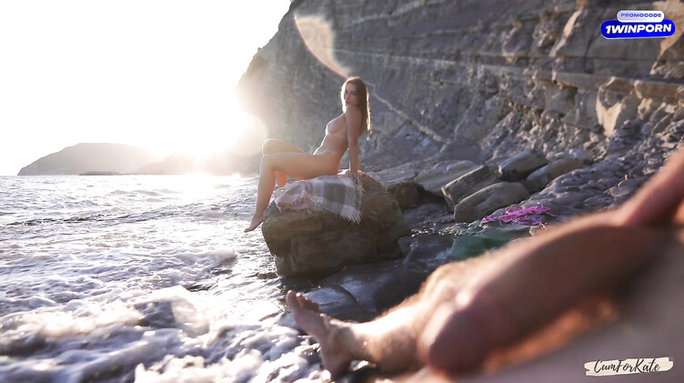 Нудистка отсосала онанисту и получила камшот на буфера