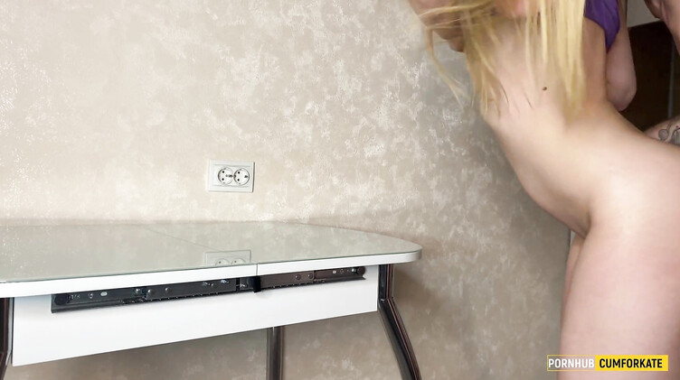 Снял гандон и кончил на живот на кухонном столе