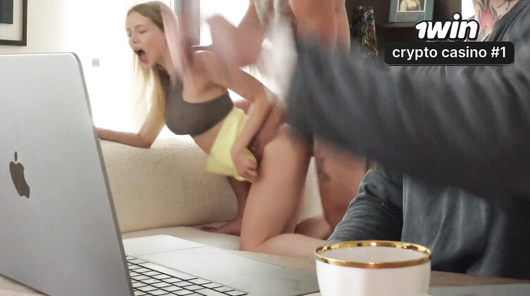 Трахает жену друга в жопу, пока рогоносец работает за компьютером