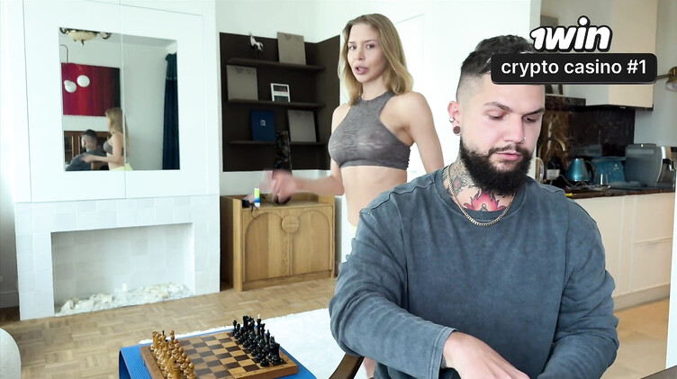 Жена друга: Трахает жену друга в жопу, пока рогоносец работает за компьютером