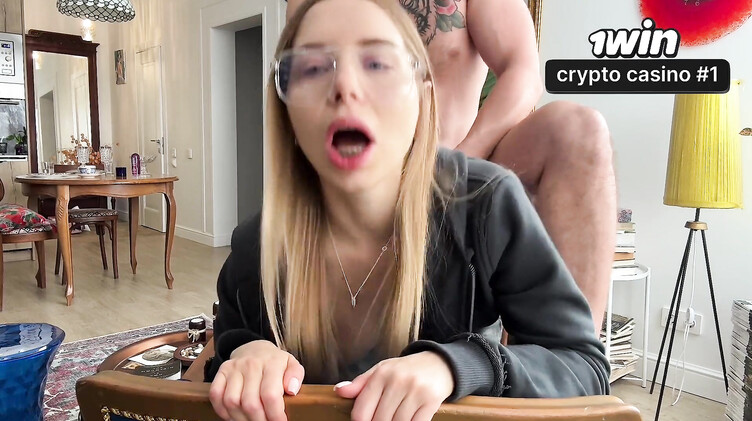 Глубокий минет: Анально отодрал сводную сестру в порванных джинсах, пока никого нет дома