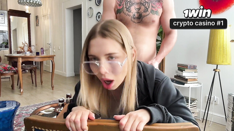 На коленях: Анально отодрал сводную сестру в порванных джинсах, пока никого нет дома