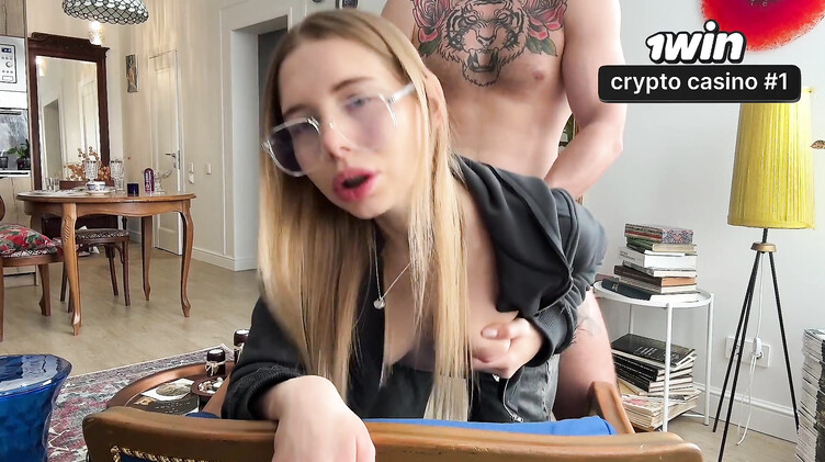 Анально отодрал сводную сестру в порванных джинсах, пока никого нет дома