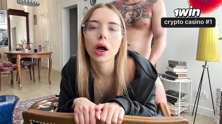 Анально отодрал сводную сестру в порванных джинсах, пока никого нет дома