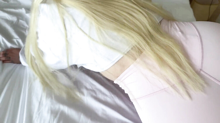 В спальне: Меркантильная русская школьница трахается раком с одноклассником