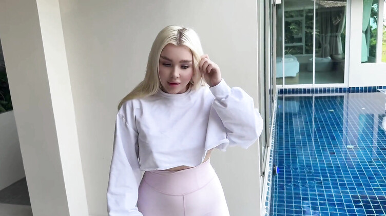 Меркантильная русская школьница трахается раком с одноклассником