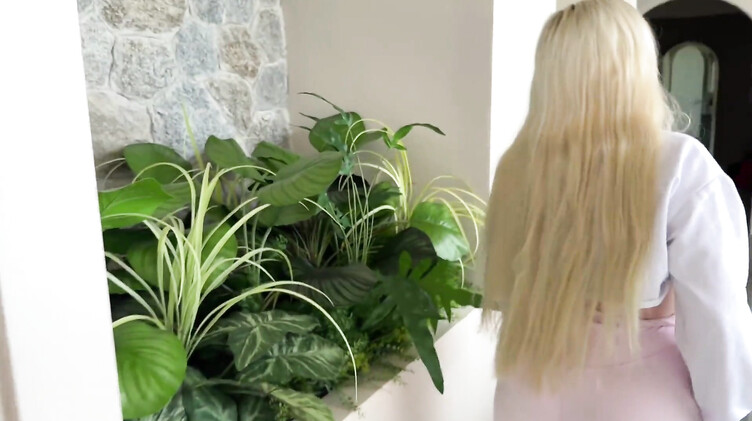 Школьница: Меркантильная русская школьница трахается раком с одноклассником