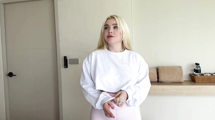 Кончают внутрь: Меркантильная русская школьница трахается раком с одноклассником