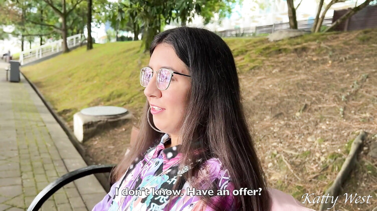 Брюнетка трахнулась с пикапером в отеле, показав ему бритую щель на улице