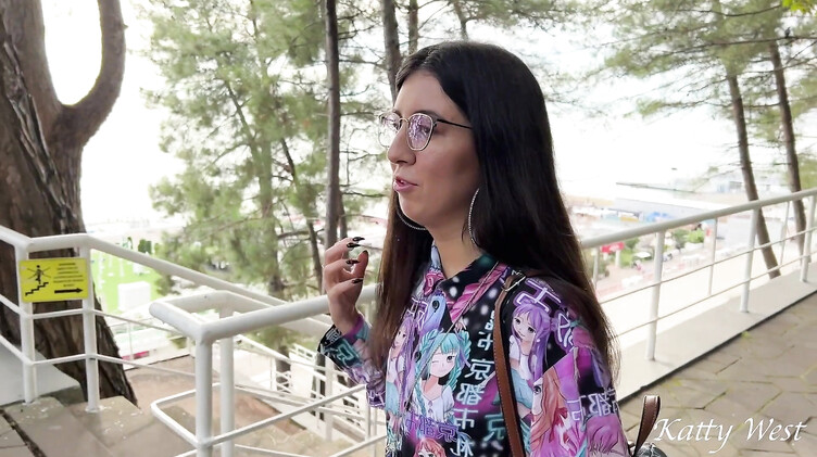 Глотает сперму: Брюнетка трахнулась с пикапером в отеле, показав ему бритую щель на улице