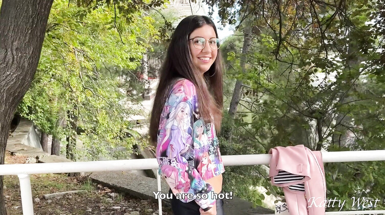 Брюнетка трахнулась с пикапером в отеле, показав ему бритую щель на улице