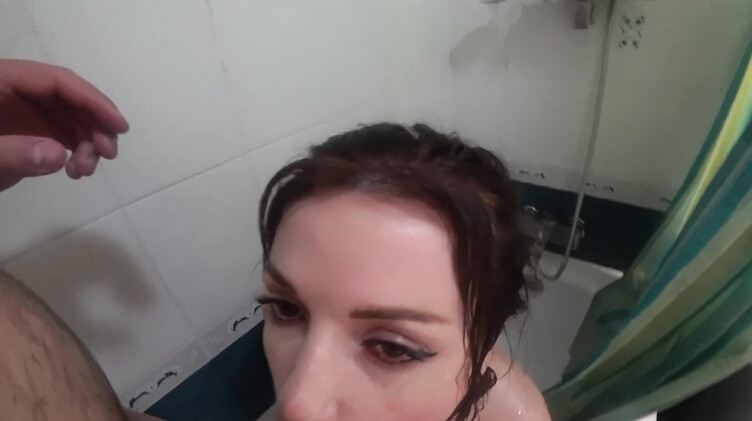 Муж подглядывал за женой в душе и получил от нее сочный минет