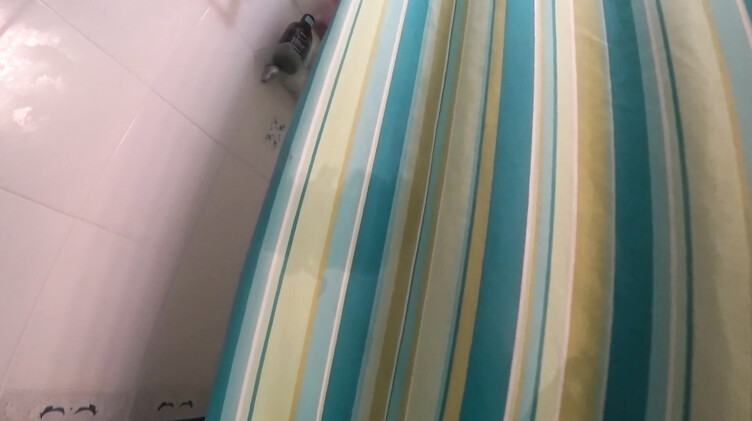 Муж подглядывал за женой в душе и получил от нее сочный минет