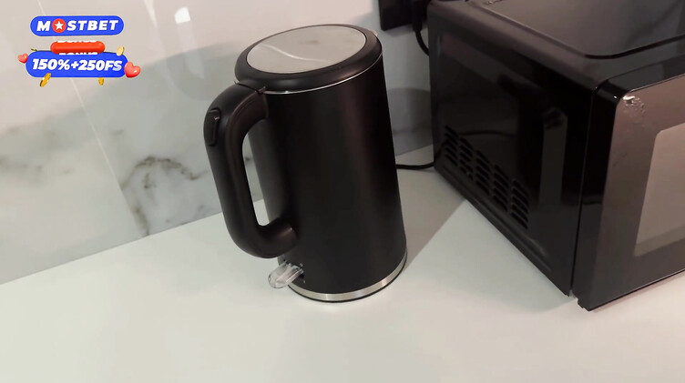 Поздравил жопастую соседку с 18-летием большим членом