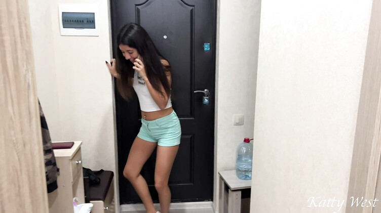 Загорелая россиянка ебется с хахалем, разговаривая по телефоу с мужем