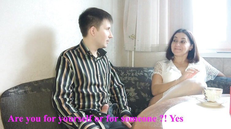 Пасынок выебал в жопу зрелую мачеху в чулках уронившую бусы под диван