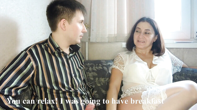 Пасынок выебал в жопу зрелую мачеху в чулках уронившую бусы под диван