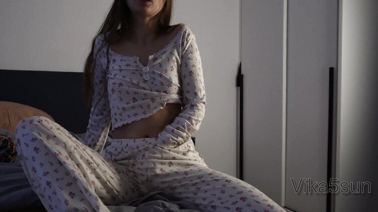 Вика в пижаме мастурбирует киску перед сном