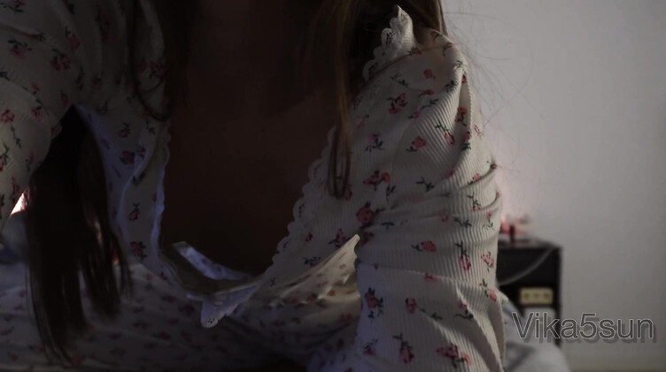 В пижаме: Вика в пижаме мастурбирует киску перед сном