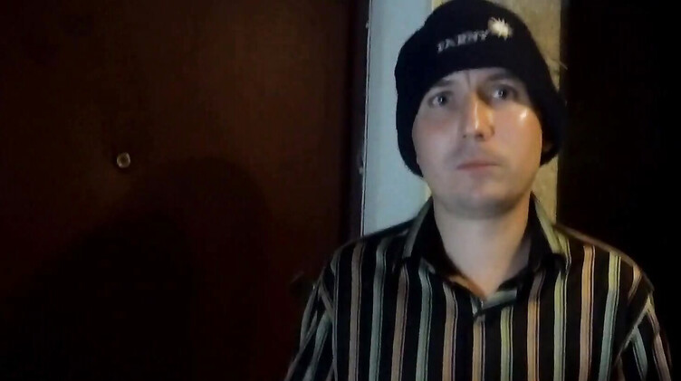 Зрелая русская жена сосет член курьеру из доставки пиццы на кухне