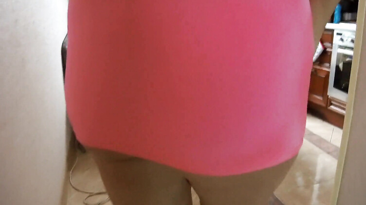 Зрелая русская жена сосет член курьеру из доставки пиццы на кухне