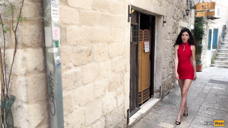 Русская телка склеила парня на отдыхе и трахнула его в номере