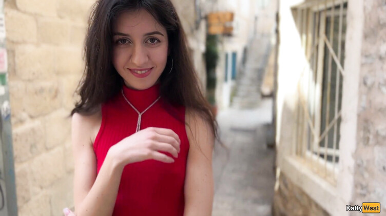 Русская телка склеила парня на отдыхе и трахнула его в номере