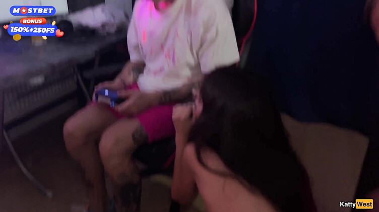 Пацаны на домашней вечеринке трахают худую девку на глазах у ее мужа