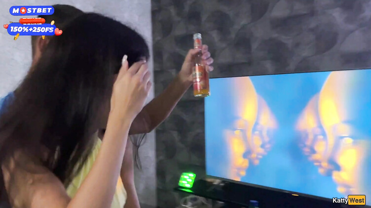 Пацаны на домашней вечеринке трахают худую девку на глазах у ее мужа