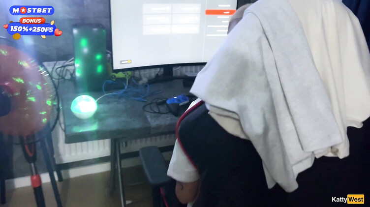 Пацаны на домашней вечеринке трахают худую девку на глазах у ее мужа