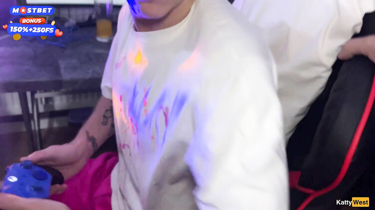 Пацаны на домашней вечеринке трахают худую девку на глазах у ее мужа