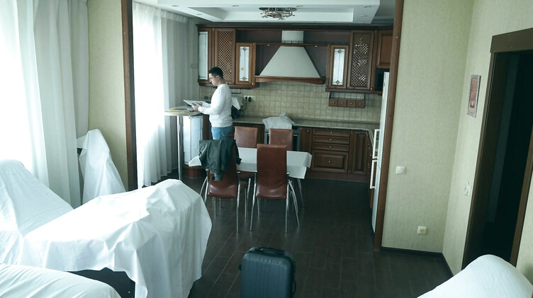 Униформа: Служанка призрак сосет член и трахается с новым жильцом