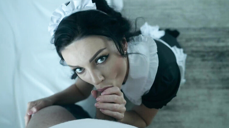 Служанка призрак сосет член и трахается с новым жильцом