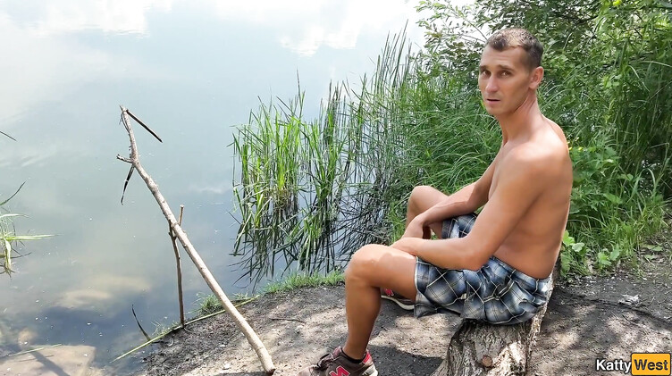 Изменяет мужу сексом с рыбаком на берегу реки