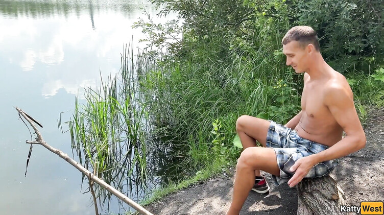 Изменяет мужу сексом с рыбаком на берегу реки