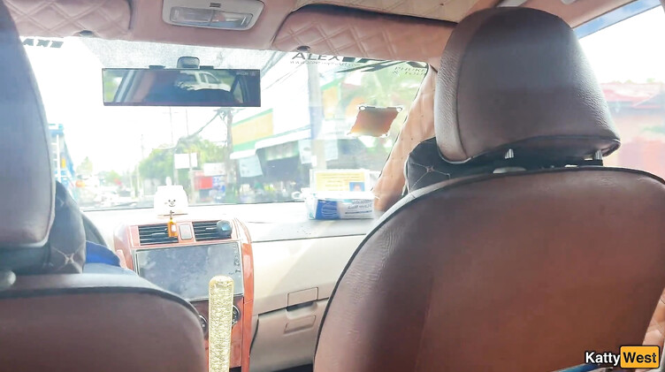 Русская брюнетка рискованно сосет в такси парню за спиной водителя