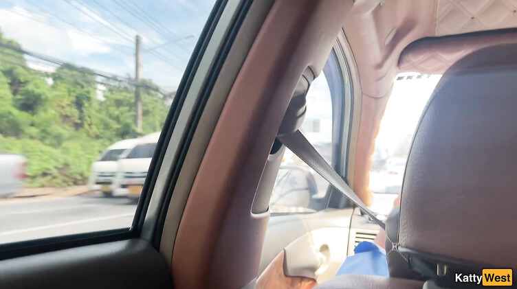 Русская брюнетка рискованно сосет в такси парню за спиной водителя